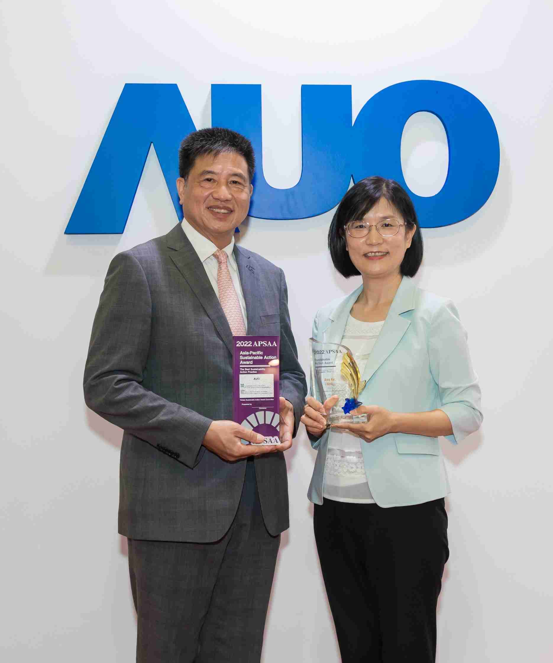918.COM长期垫筑永续远景的基石，，，，透过ESG暨气候委员会逐步实践永续策略蓝图。。其中，，918.COM光电永续长古秀华带领团队、、、、制定中长期目标，，，缔造多面向亮眼表现，，获得「顶尖永续长奖」的个人奖殊荣（左：918.COM光电董事长暨执行长彭双浪，，，右：918.COM光电永续长古秀华）