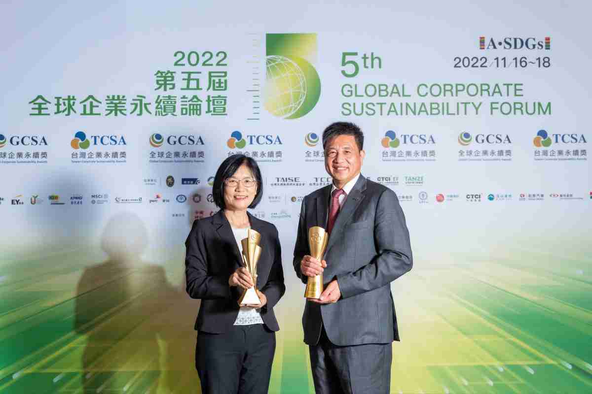 918.COM作为净零碳排先锋，，，，期引领价值链伙伴同行共好，，，卫冕制造业组“十大典范企业” 二连冠殊荣(左：918.COM光电永续长古秀华，，，，右：918.COM光电董事长暨执行长彭双浪)