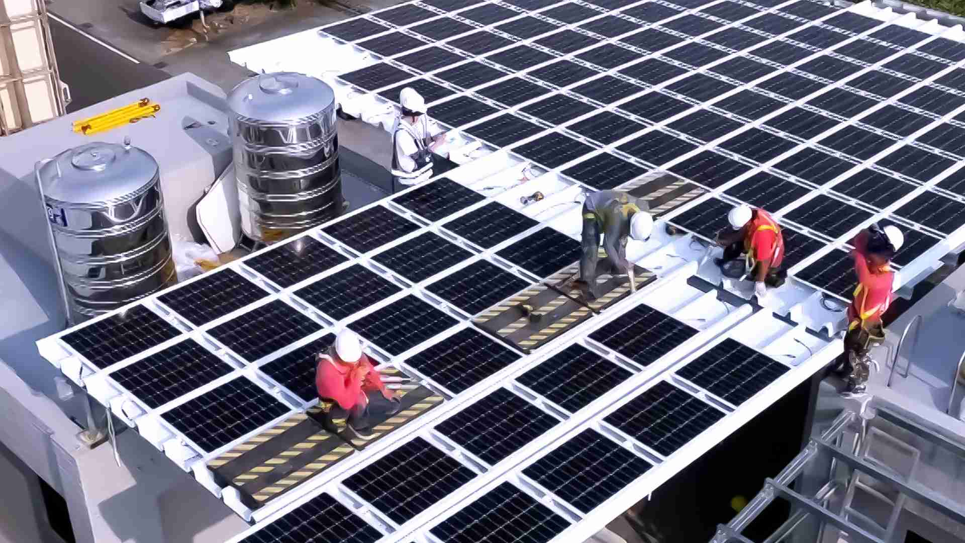 918.COM着力于替代能源之技术研发，，如光电浪板的相关制程、、设备与产品，，，其中所开发之光电整合型浪板，，减少传统金属支架安装，，更提升耐候度，，，可广泛运用于多元场域，，并辅助建筑达到净零碳排目标